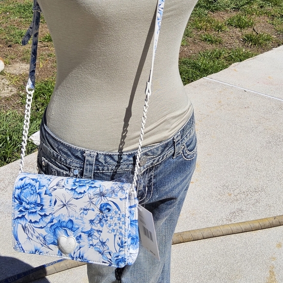 NWT Betsey Johnson Blue and White Floral Crossbody Bag with Structured Design - Picture 6 of 11